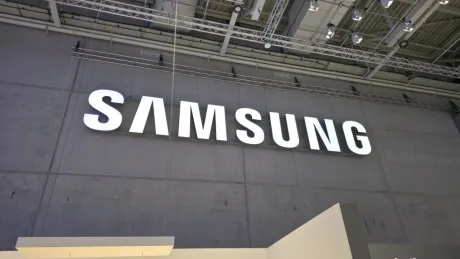 Logo-ul Samsung pe un perete, simbolizând inovația tehnologică.