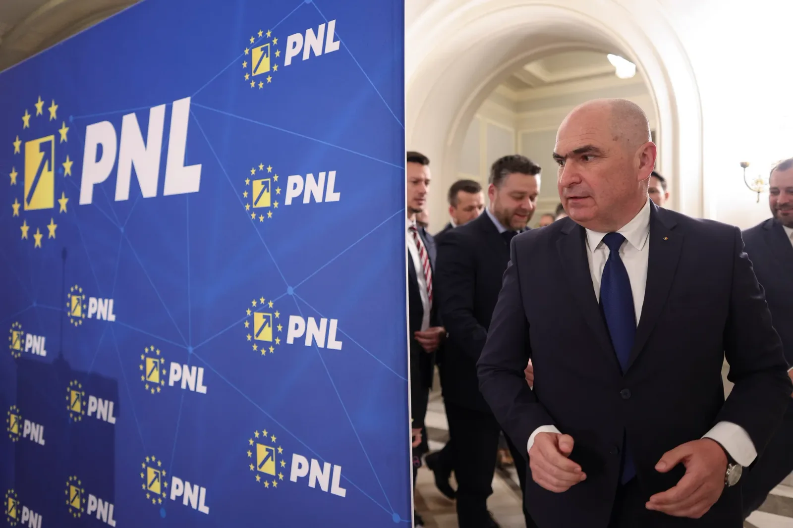 Ilie Bolojan la o conferință de presă PNL, discutând despre investiții în energie.