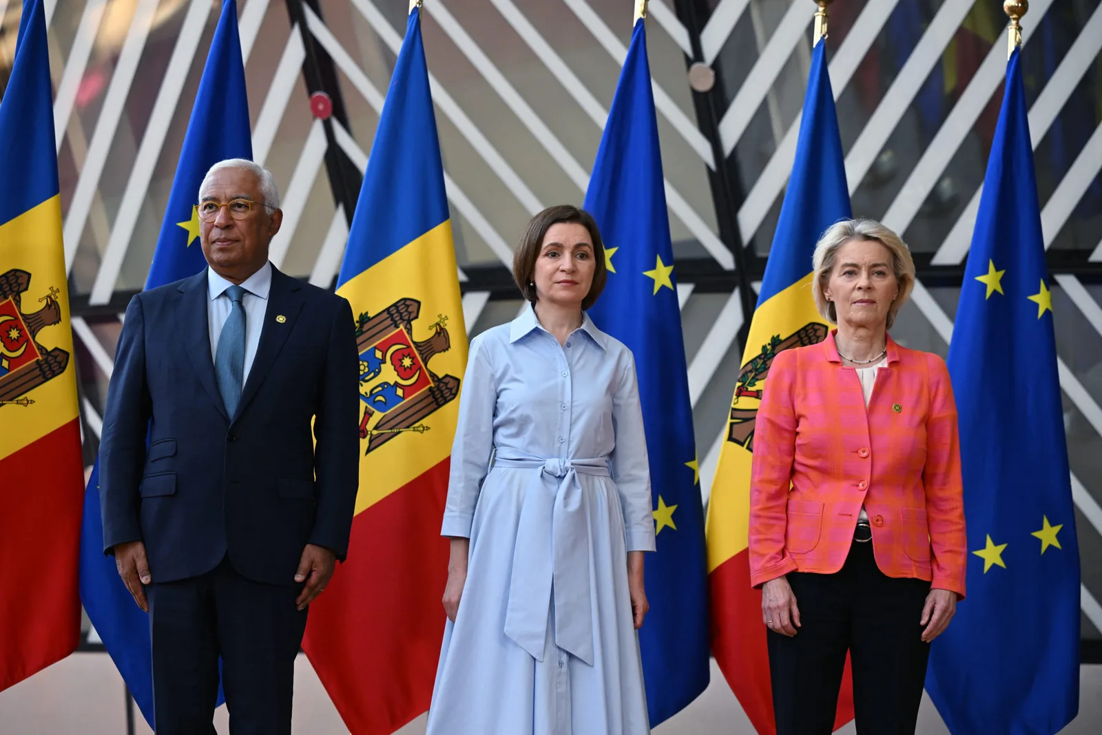 Lideri europeni și moldoveni la summitul de la Bruxelles, discutând despre reformele din Republica Moldova.