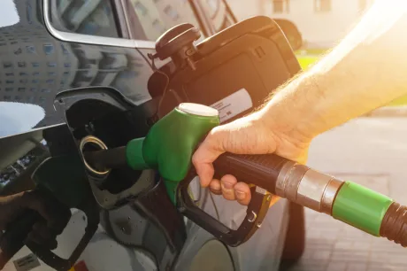 Reducerea prețului motorinei influențează piața combustibililor din România.