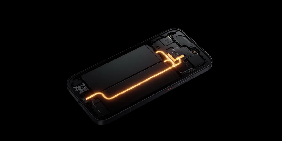 Detaliu al bateriei și componentelor interne ale smartphone-ului POCO.