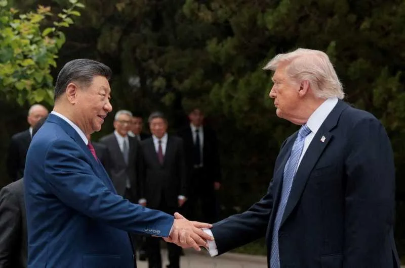 Trump și Xi Jinping se salută înainte de discuții importante despre tehnologie.