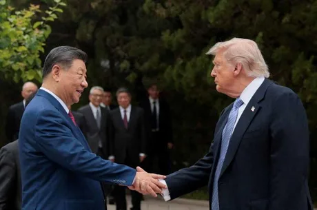 Trump și Xi Jinping se salută înainte de discuții importante despre tehnologie.