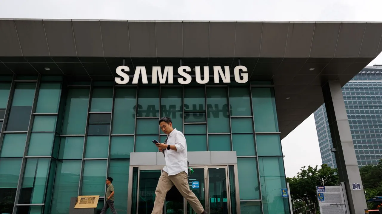 Clădirea Samsung cu un angajat care trece pe lângă intrare.
