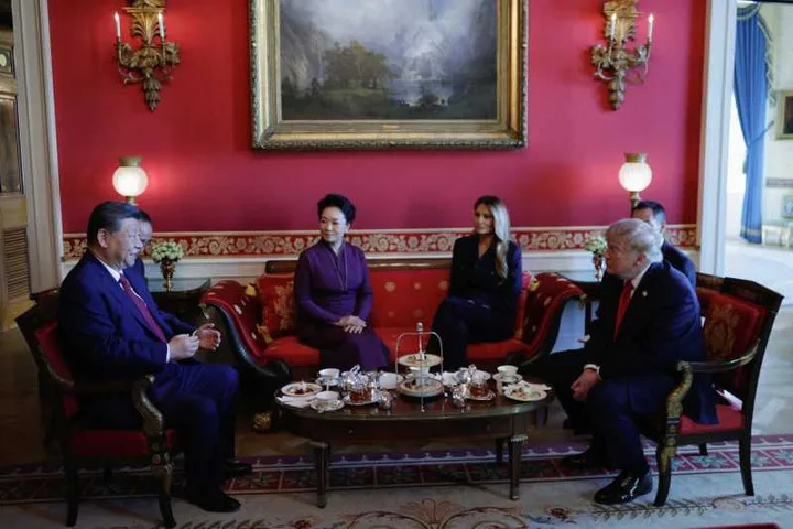 Întâlnire între liderii SUA și China, discutând despre inteligența artificială.