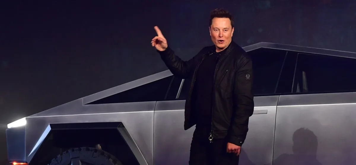 Elon Musk prezentând un nou model de vehicul electric.