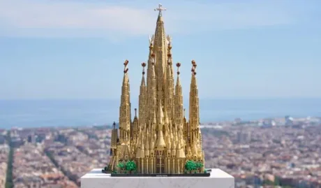 Macheta detaliată a Catedralei Sagrada Família din Lego, cu turnuri impresionante.
