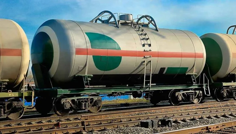 Vagoane de transport pentru țiței pe calea ferată.