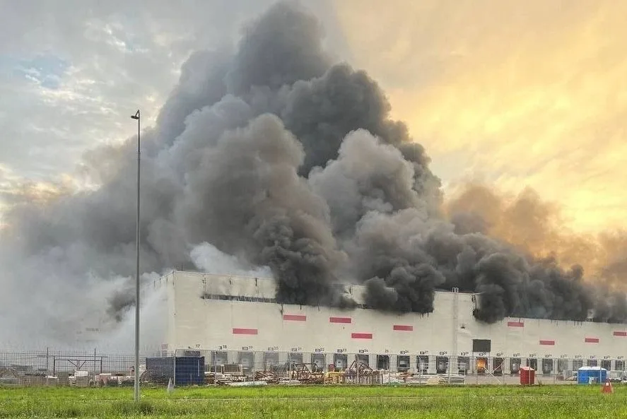 Incendiu la un centru logistic din Riazan, provocat de un atac cu drone.