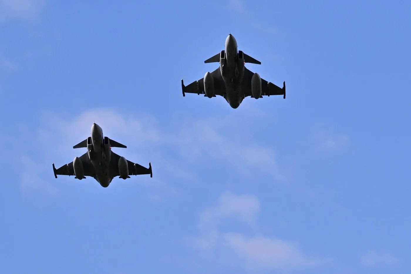 Avioane de luptă JAS-39 Gripen zburând în cerul Ungariei.