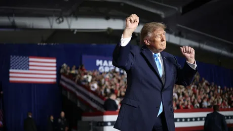 Donald Trump susține un discurs energic la un miting electoral.