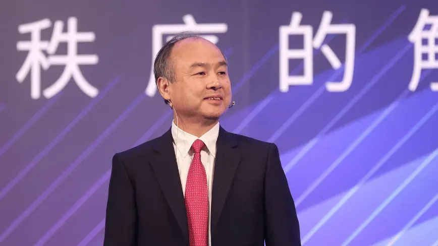 Masayoshi Son pe scenă, anunțând investiția în AI.