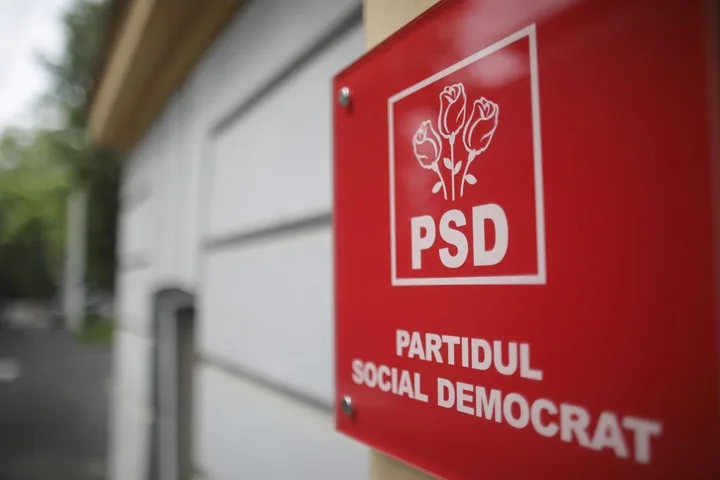 Sigla PSD pe un panou, simbol al politicii românești actuale.
