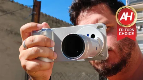 Utilizator fotografiind cu Vivo X300 Ultra, evidențiind modulul foto proeminent.