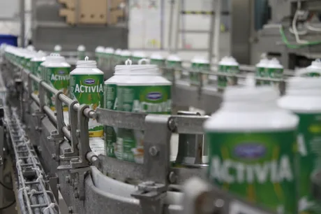 Noua linie de ambalare pentru iaurturi la fabrica Danone din București.