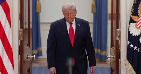 Donald Trump părăsește sala, reflectând asupra tensiunilor internaționale.