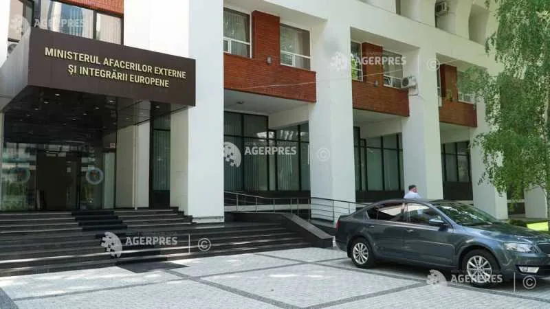 Clădirea Ministerului Afacerilor Externe din Chișinău, cu un automobil parcat în față.
