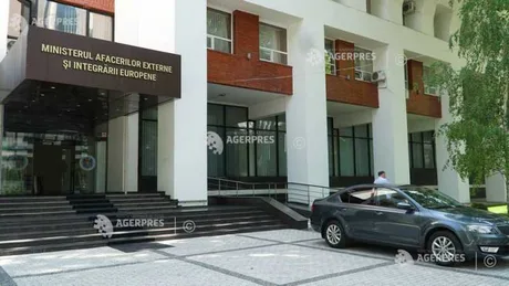 Clădirea Ministerului Afacerilor Externe din Chișinău, cu un automobil parcat în față.