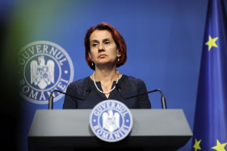 Ioana Ene Dogioiu, purtătoarea de cuvânt a Guvernului, la o conferință de presă.