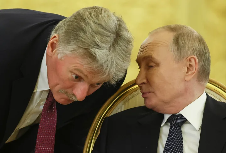 Dmitri Peskov discută cu un oficial în Kremlin despre situația sanitară.