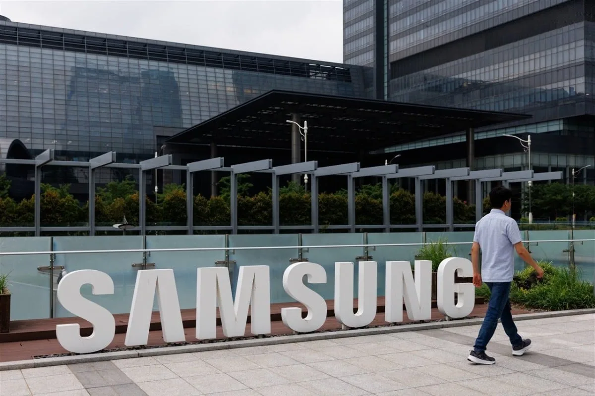 Persoana care trece pe lângă sediul Samsung, simbol al inovației tehnologice.