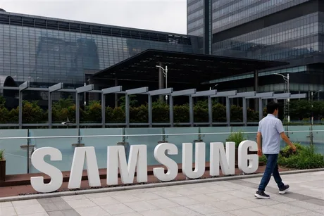 Persoana care trece pe lângă sediul Samsung, simbol al inovației tehnologice.
