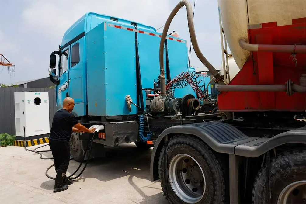 Camion electric alimentat cu baterie sodiu-ion în acțiune