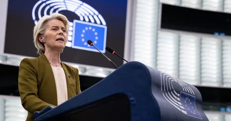 Ursula von der Leyen susține un discurs în fața Parlamentului European.