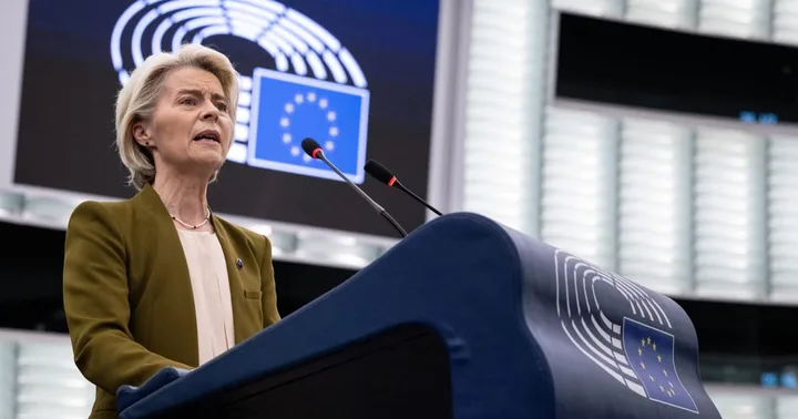 Ursula von der Leyen susține un discurs în fața Parlamentului European.