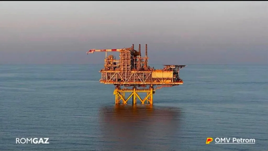 Platformă de extracție petrolieră în Marea Neagră, simbol al proiectelor energetice românești.