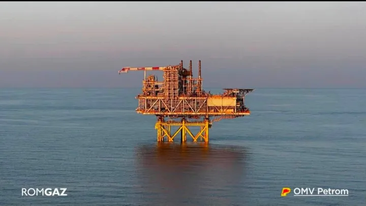 Platformă de extracție petrolieră în Marea Neagră, simbol al proiectelor energetice românești.