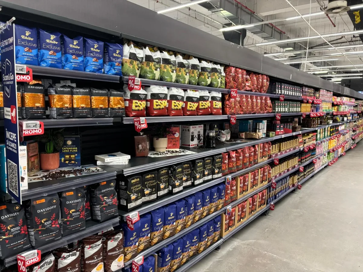 Produse de cafea expuse pe rafturi în Târgul de Cafea și Ceai.
