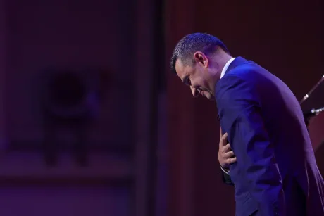 Sorin Grindeanu discutând despre votul PSD în Parlament.