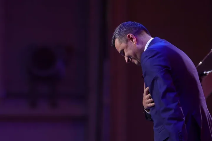 Sorin Grindeanu discutând despre votul PSD în Parlament.