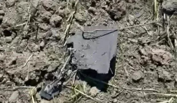 Dronă avariată pe câmp, indicii de încărcătură explozibilă.