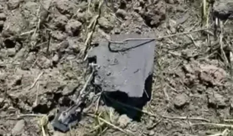 Dronă avariată pe câmp, indicii de încărcătură explozibilă.