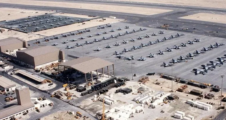 Baza aeriană Al Udeid din Qatar, cu avioane militare parcate.