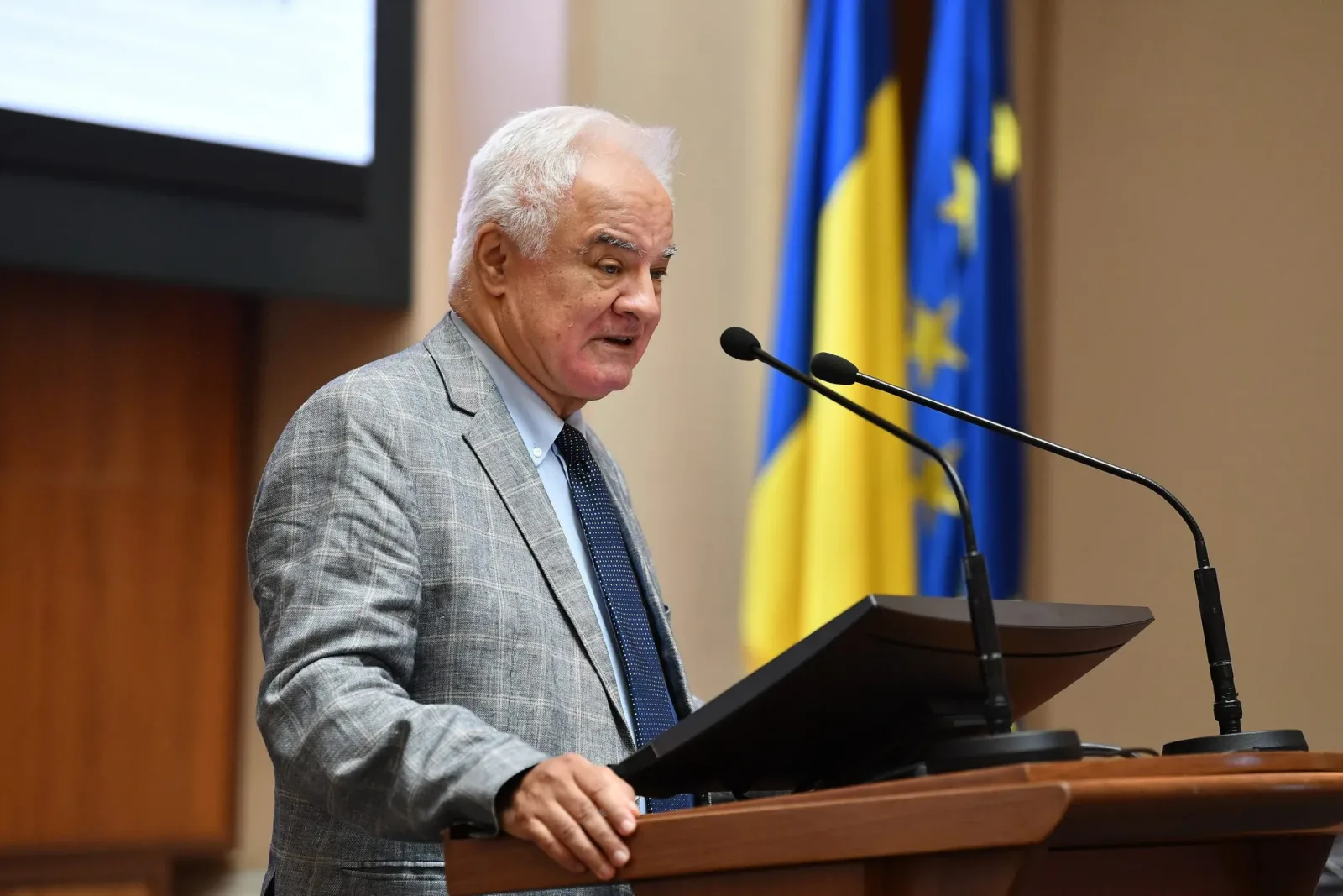 Eugen Rădulescu discutând despre reforma administrativă în România.