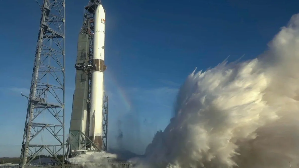 Testul static al rachetei New Glenn la Cape Canaveral, cu motoarele aprinse.