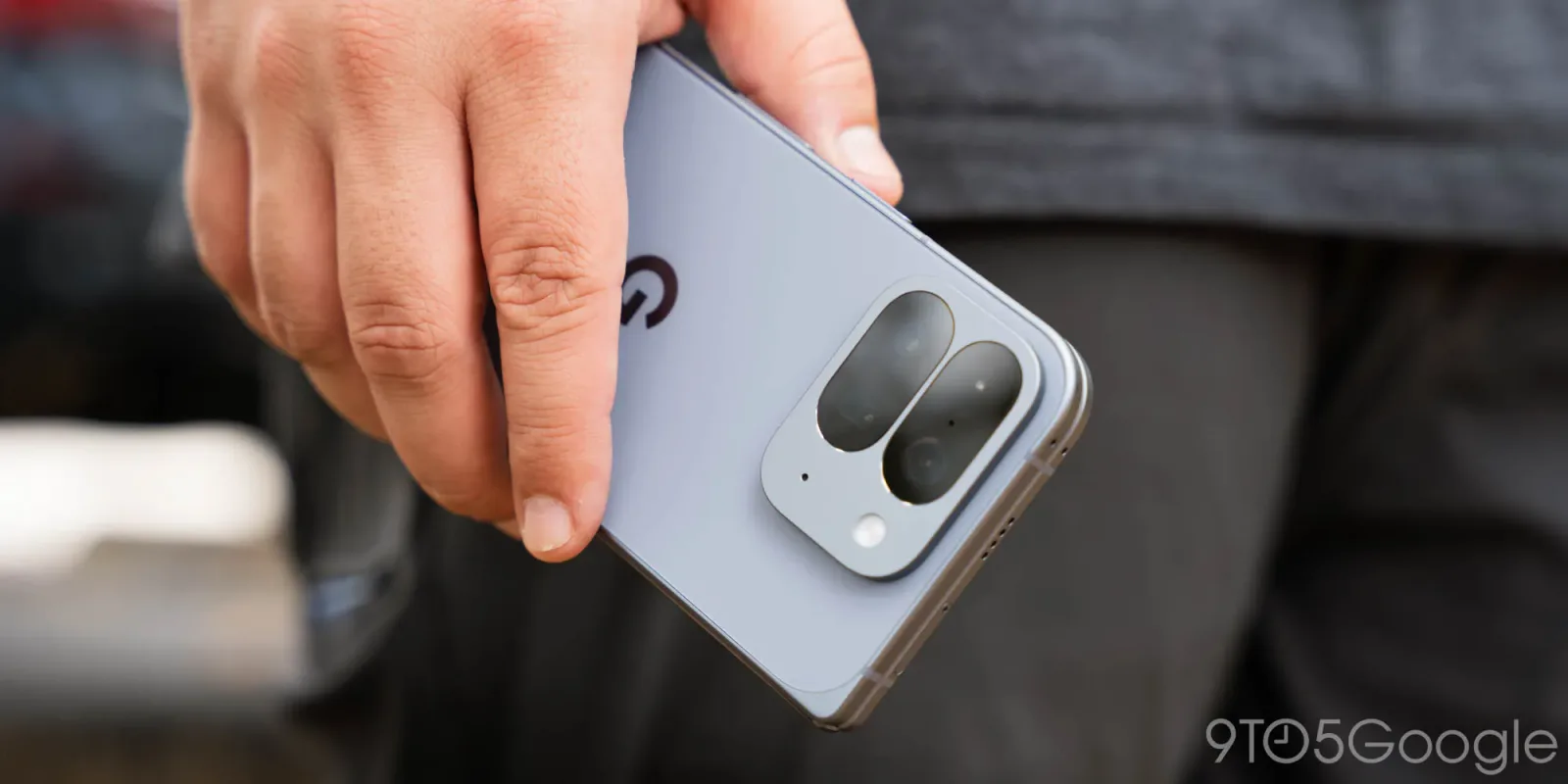 Un smartphone cu un design modern, ținut în mână, evidențiind camera și logo-ul Google.
