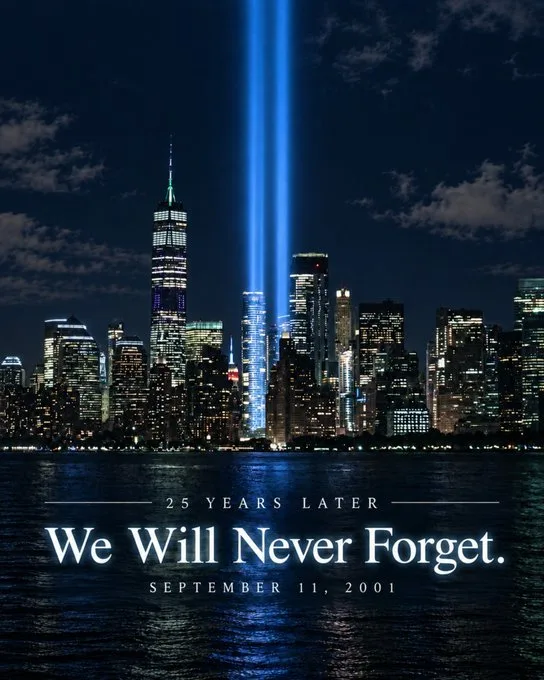 Raze de lumină străbat cerul, simbolizând memoria victimelor atacurilor din 11 septembrie.