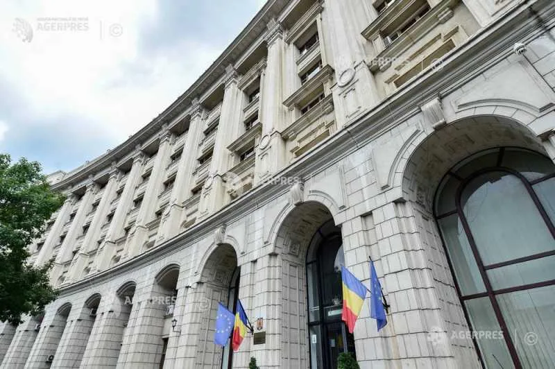 Clădirea Ministerului Finanțelor cu steaguri românești și europene.