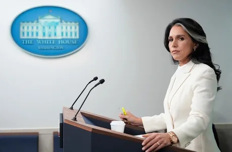 Tulsi Gabbard la o conferință de presă, discutând despre laboratoarele biologice.