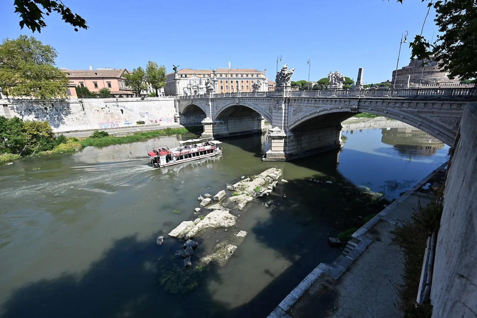 Rămășițele unui pod antic apar în Tibrul scăzut din Roma.