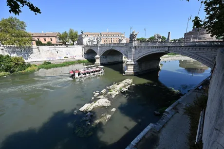 Rămășițele unui pod antic apar în Tibrul scăzut din Roma.