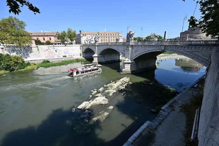 Rămășițele unui pod antic apar în Tibrul scăzut din Roma.