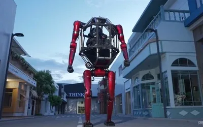 Mech transformabil GD01, pregătit pentru transport uman, la expoziția industrială.