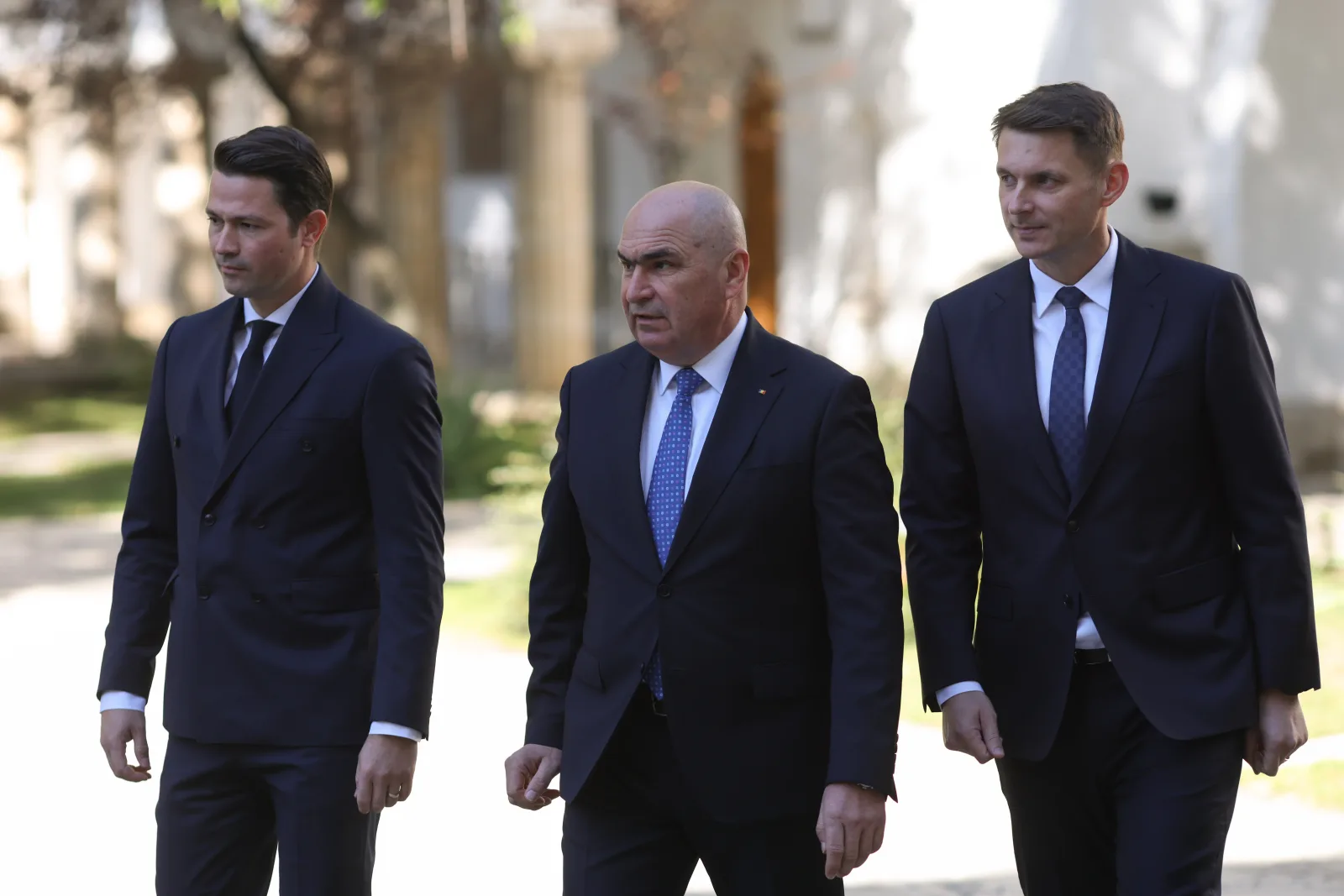Ilie Bolojan discută despre criza politică și viitorul guvernării în România.