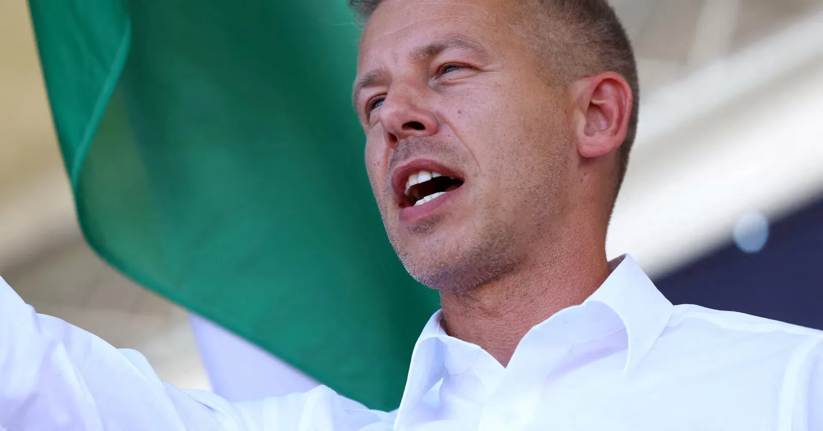 Discursul unui politician în fața susținătorilor, exprimând emoții intense.