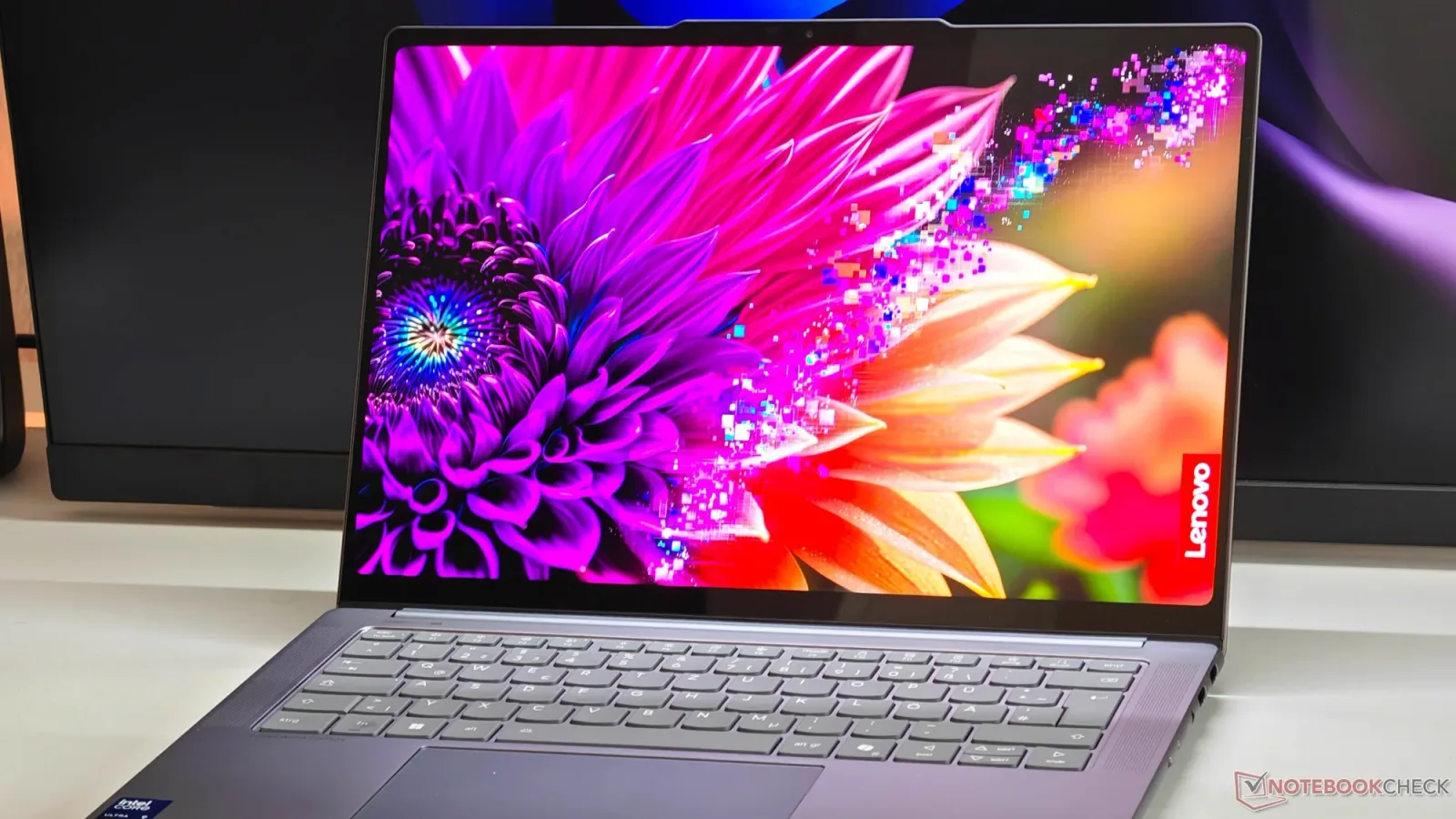 Laptop Lenovo Yoga Pro 7 cu ecran vibrant și tastatură iluminată.
